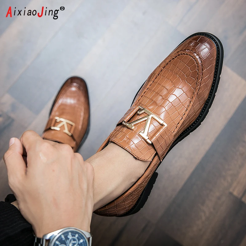 New Designer Men's Leather Shoes Trend Luxury Brand Business Pointed Toe Leather Shoes Casual Shoes Leather Buckle Men's Loafers