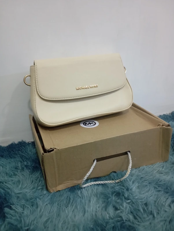 Michael Kors Elegant Handbag - Premium Designer Style